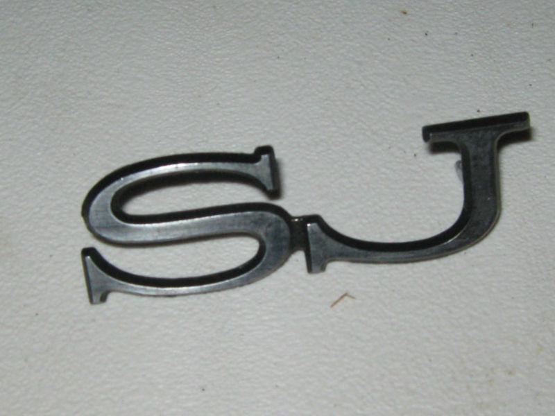   grand prix sj fender emblem   pontiac  