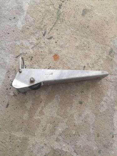 Universal anchor roller