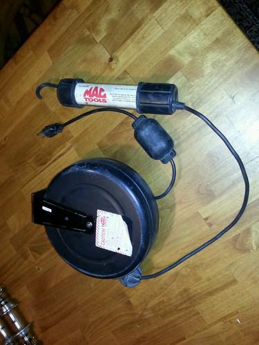 Mac tools drop shop light with  retractable cord. 13w tlf80r50