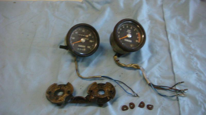 1972  yamaha  rd 250  gauges & bracket  oem descent shape, nice faces
