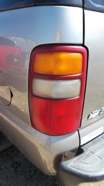 00 01 02 03 tahoe l. left driver lh tail light factory original oem 17123